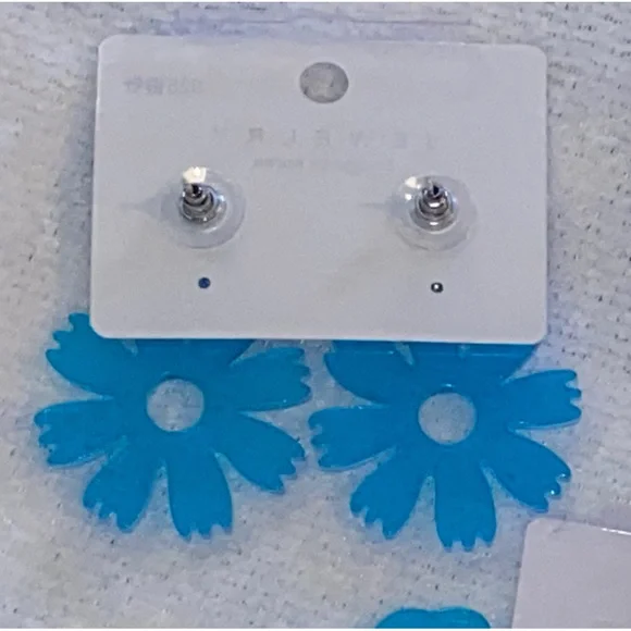 New Fun Blueish Floral Statement Earrings- Color Changes w/Lighting & Clothing🩵 - Picture 6 of 8